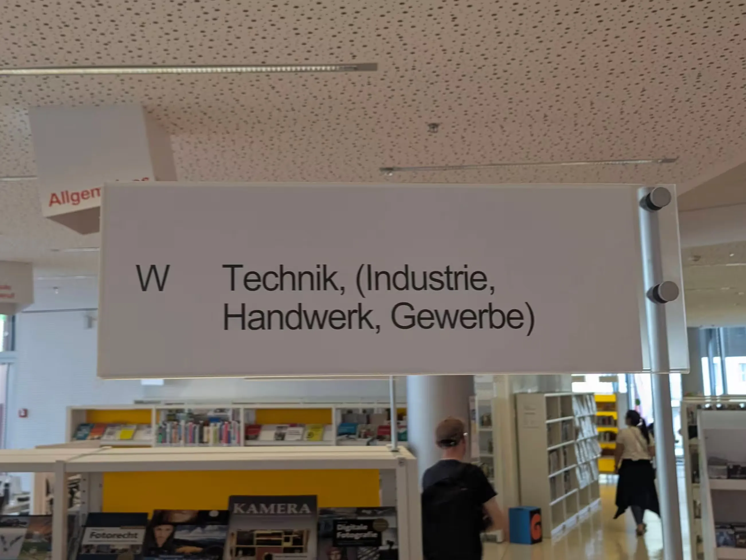 Regal W der Stadtbücherei Augsburg